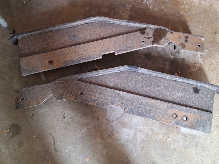 semi-tractor-low-bow-brackets,-ramps-image-1