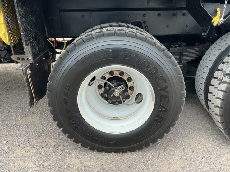 2016-freightliner-m2-106-image-10