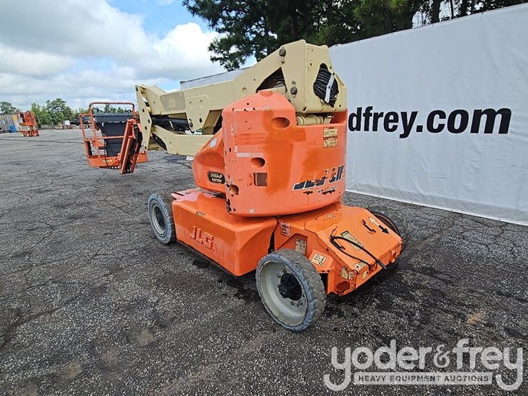 2011-jlg-e400ajpn-image-3