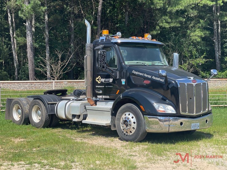 2019-peterbiltday-cab-truck-tractor-image-1