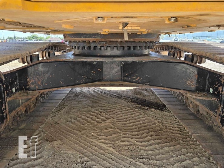 2024-caterpillar-340-image-29