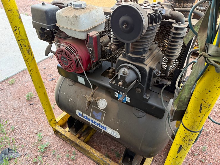 4.6’-x-4.6’-lincoln-mod-84806-10k-wp-grease-injection-pump-p/b-industrial-17-cfm-air-compressor-image-4