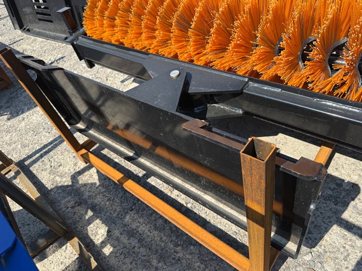 #2035-•-unused-future-sc61-70"-skid-steer-sweeper-b-dqsj2605334-inv#49443-image-5