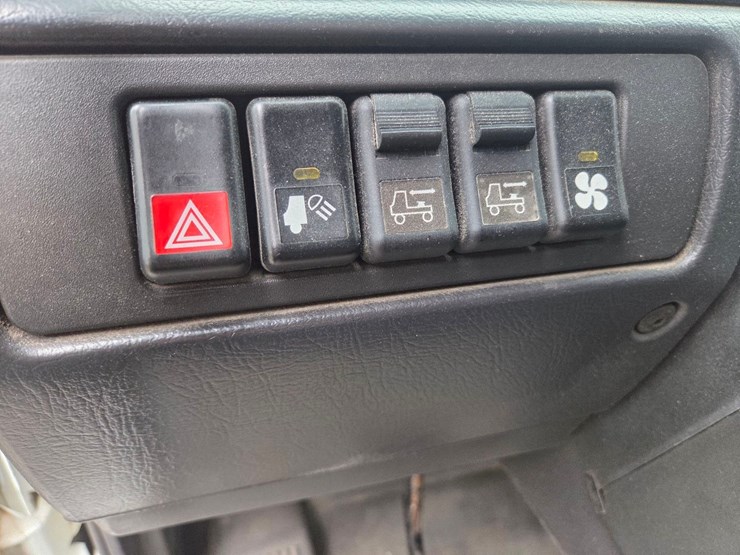 2000-volvo-day-cab-semi-image-46