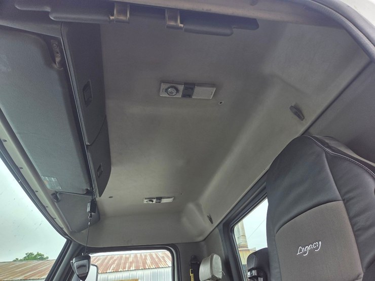 2000-volvo-day-cab-semi-image-44