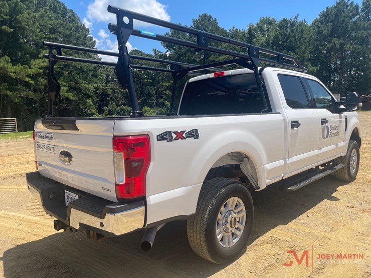 2017-ford-f-250-xlt-super-duty-pickup-truck-image-3
