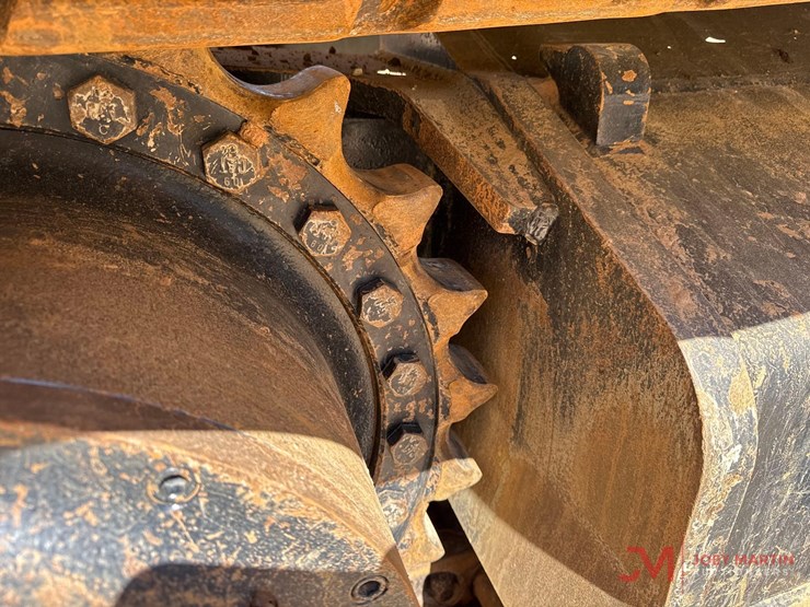 2024-caterpillar-352-image-6