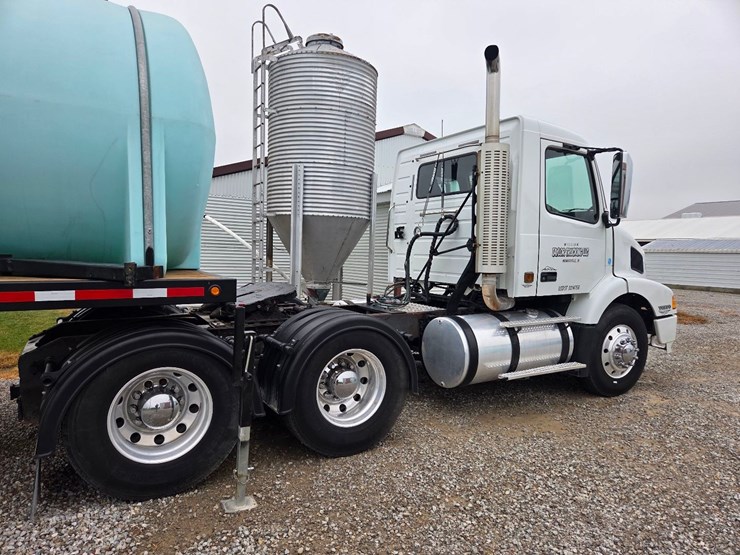 2000-volvo-day-cab-semi-image-8