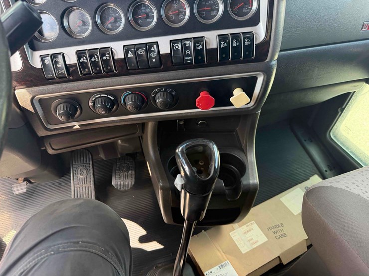 2012-kenworth-t800-image-34