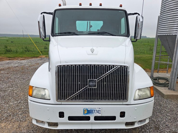 2000-volvo-day-cab-semi-image-35