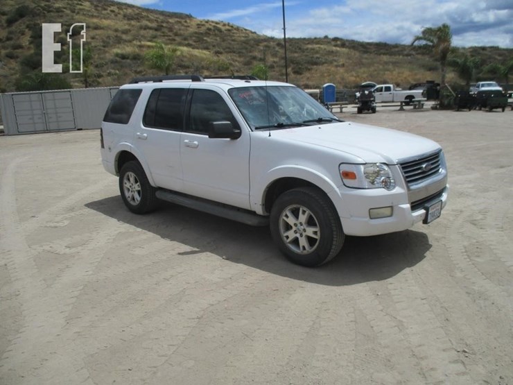 2010-ford-explorer-xlt-image-2