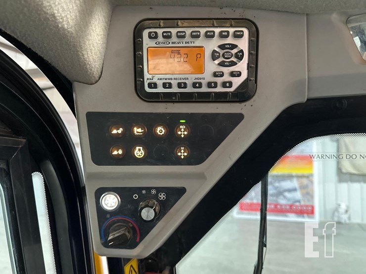 2021-jcb-3ts-8t-image-21