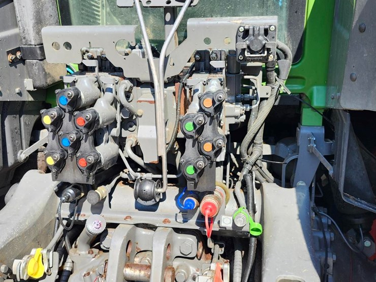 2020-fendt-vario-828-tractor-image-8