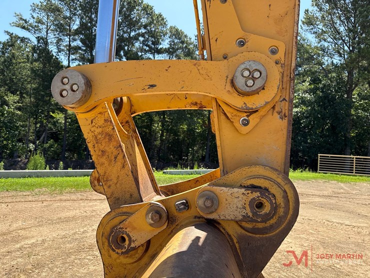 2024-caterpillar-352-image-13