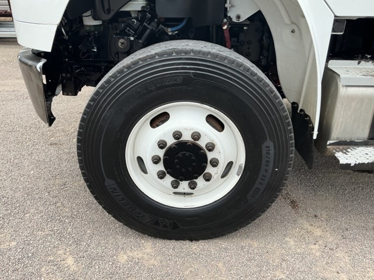 2016-freightliner-m2-106-image-11