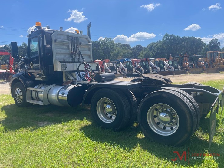 2019-peterbiltday-cab-truck-tractor-image-4