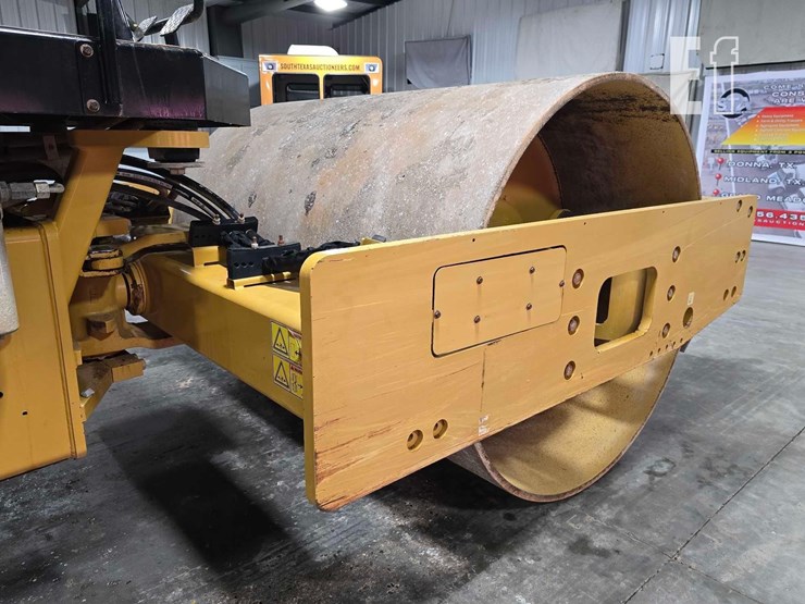 2016-caterpillar-cs56b-image-11