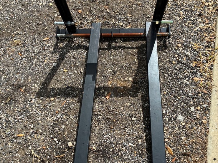#20222-•-3-point-hitch-pallet-forks-image-5