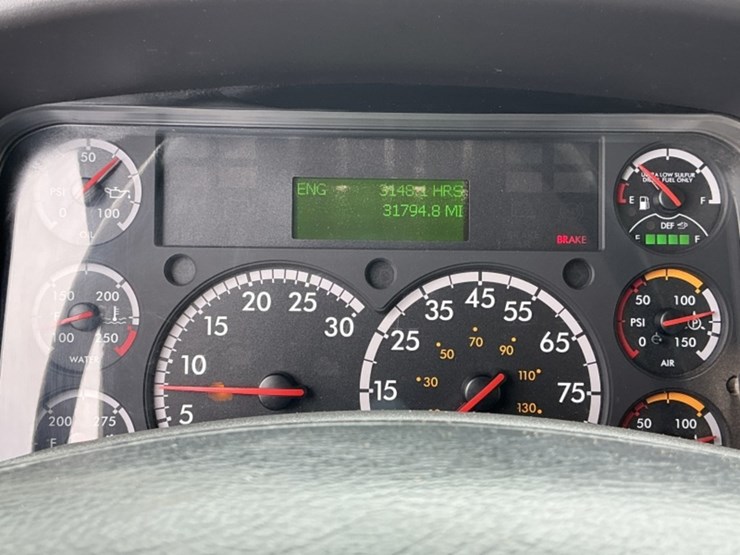 2016-freightliner-m2-106-image-40