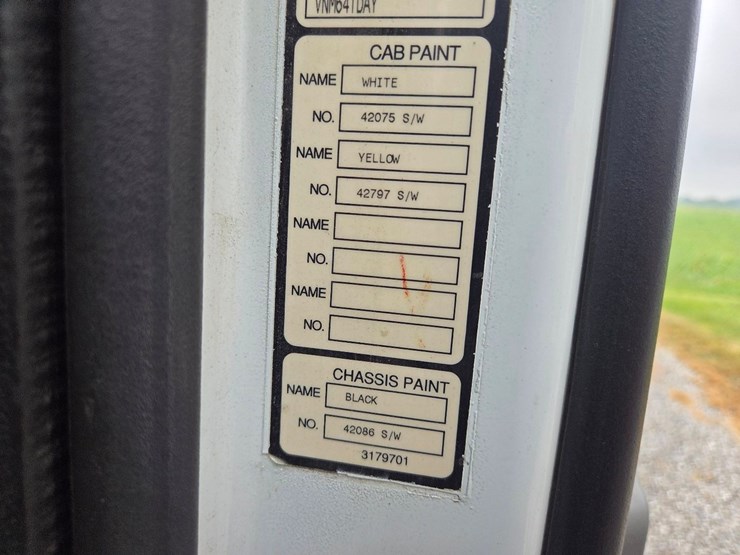 2000-volvo-day-cab-semi-image-41