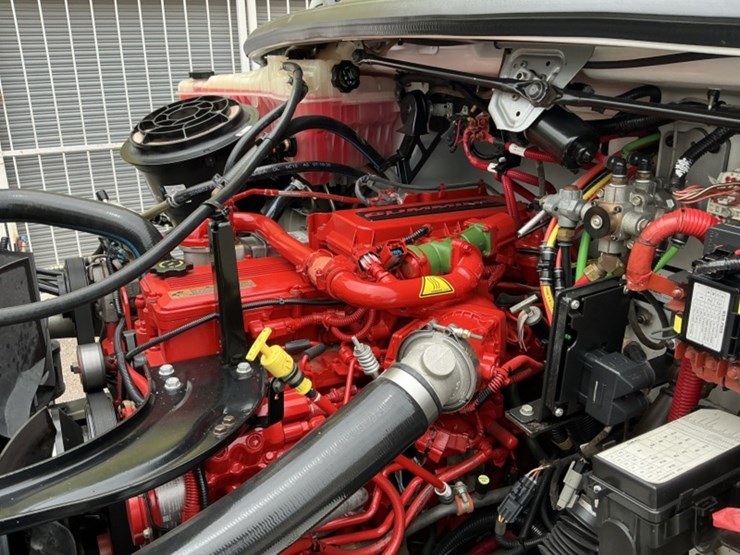 2016-freightliner-m2-106-image-30
