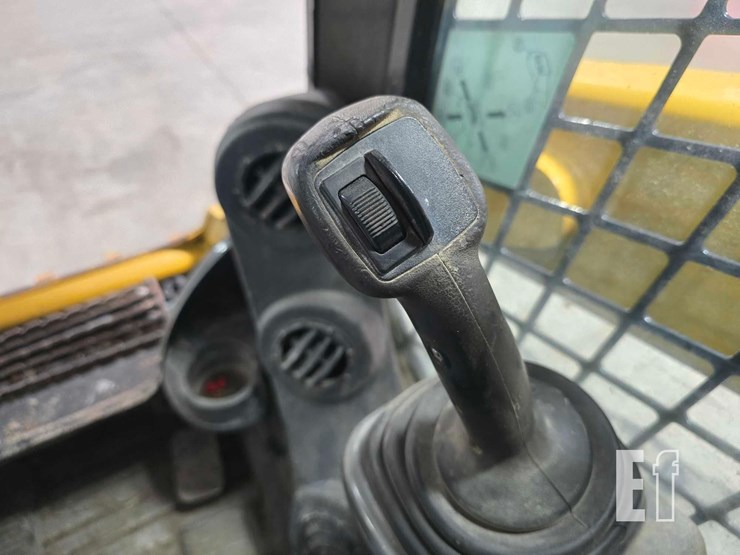 2015-caterpillar-259d-image-16