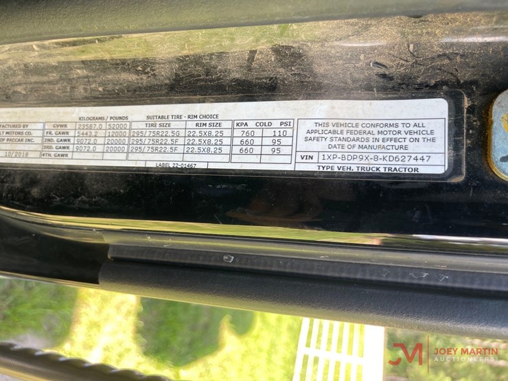 2019-peterbiltday-cab-truck-tractor-image-25