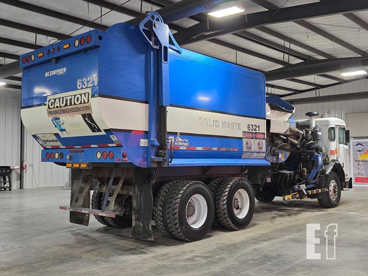 2017-peterbilt-320-image-3