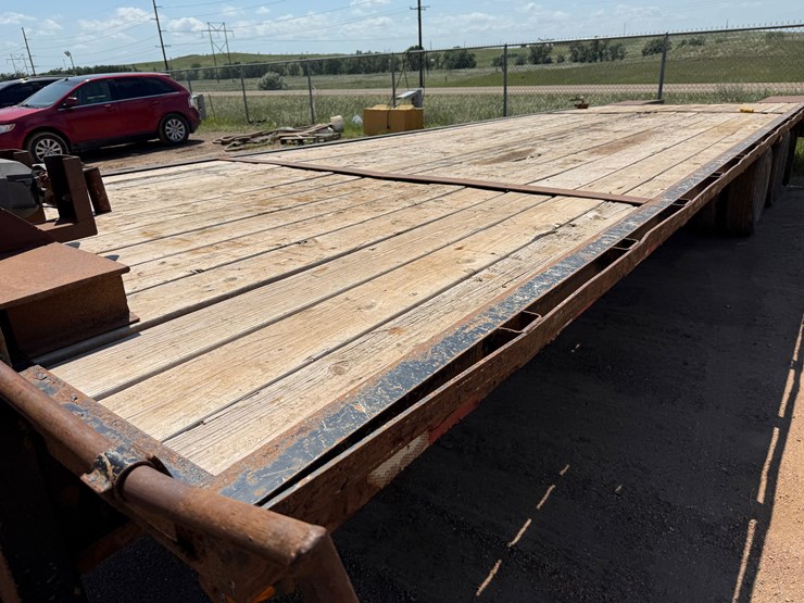 2008-trav-a-long-26’-+-5’-x-102”-dual-t/a-gooseneck-trailer-image-3