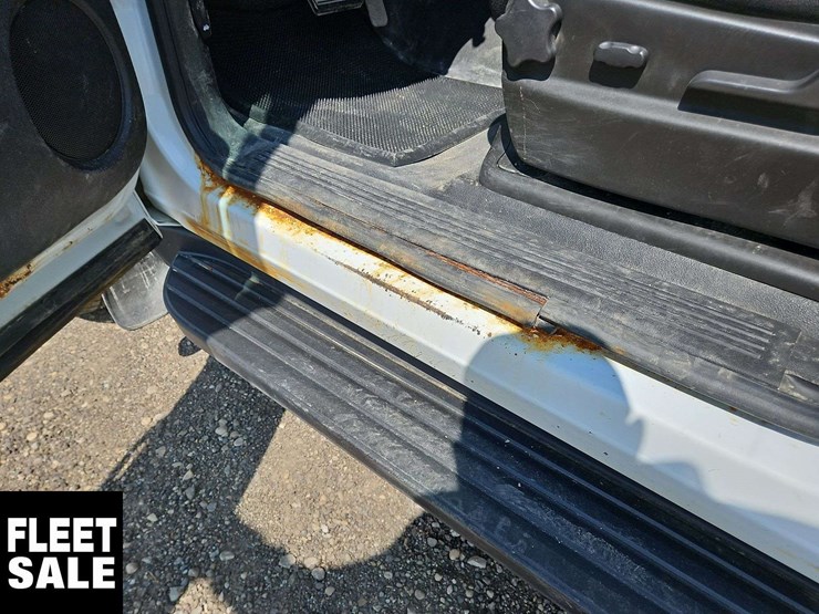 2011-chevrolet-suburban-image-34