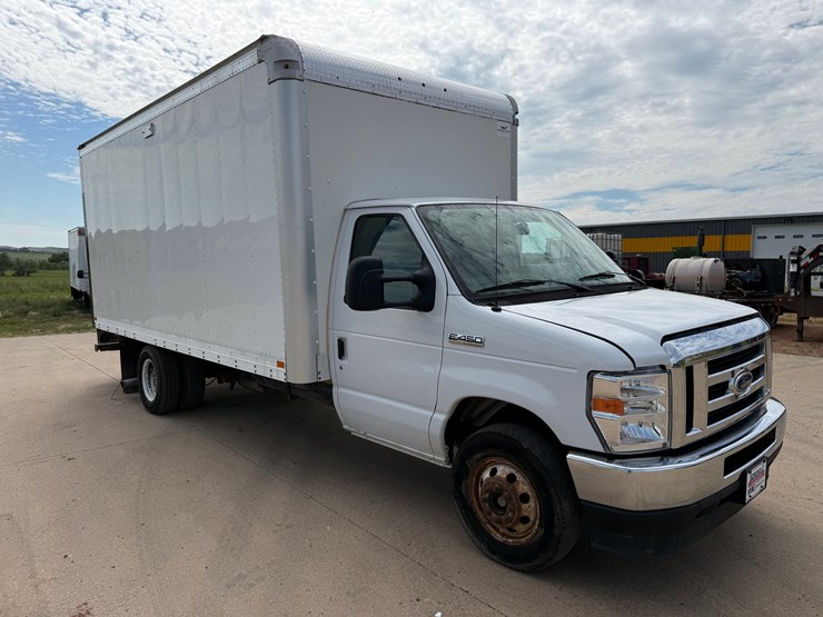2022-ford-cargo-image-4