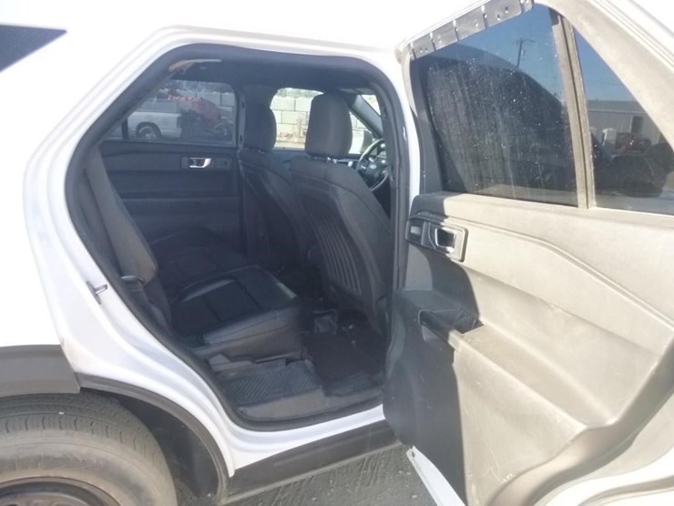 2020-ford-explorer-image-19