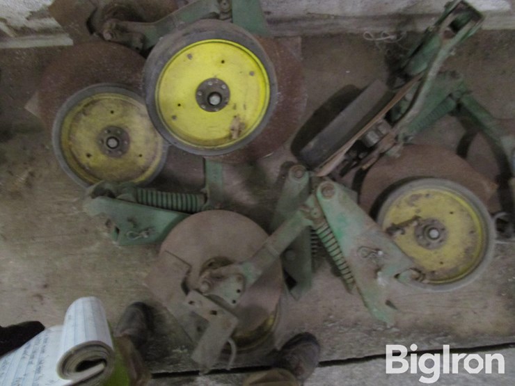 john-deere-planter-fertilizer-openers/disc-assemblies-image-3
