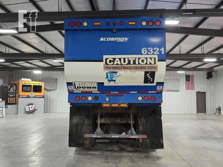 2017-peterbilt-320-image-8