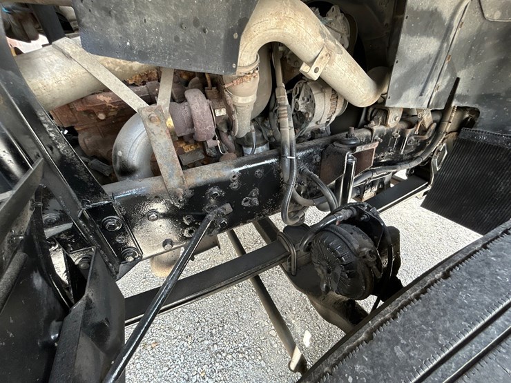 2001-gmc-t7500-image-37