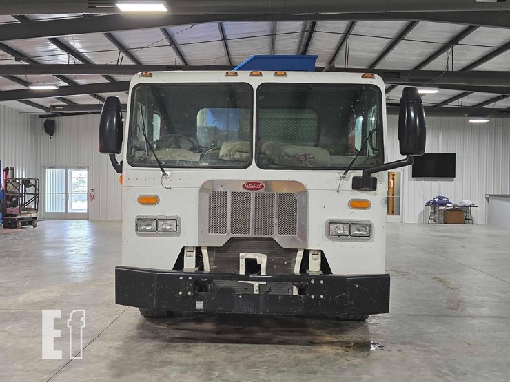 2015-peterbilt-320-image-7