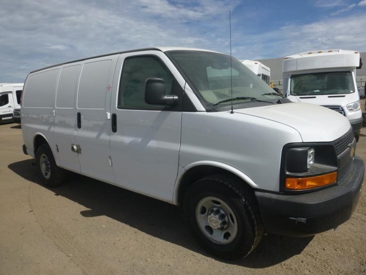 2016-chevrolet-express-3500-image-2