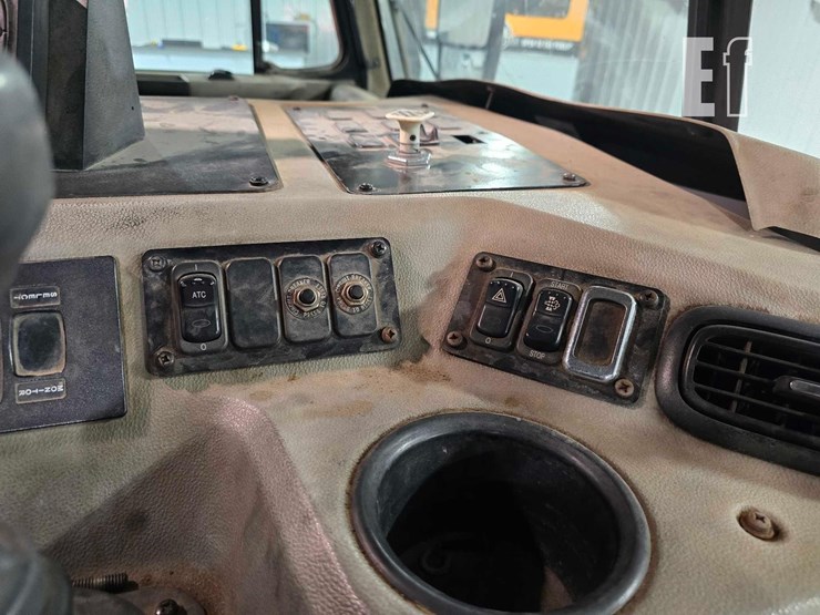 2015-peterbilt-320-image-16