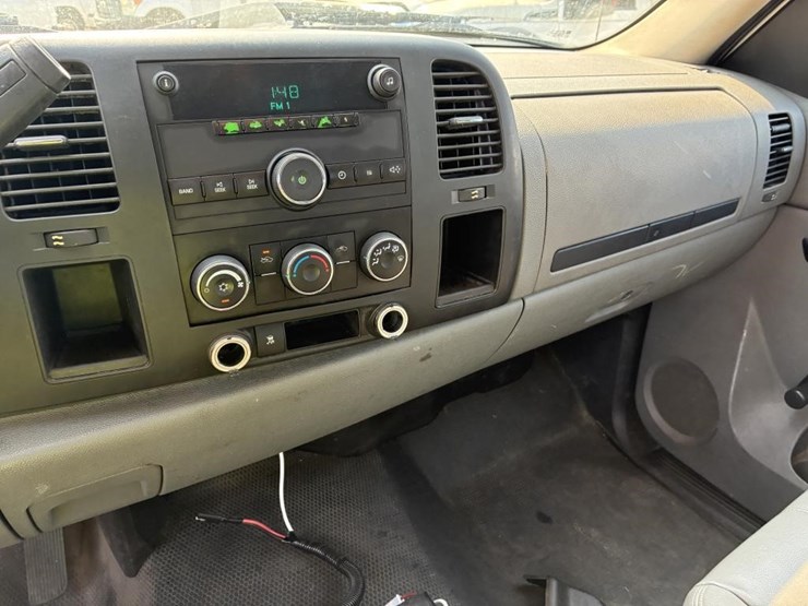 2013-chevrolet-silverado-2500-image-18