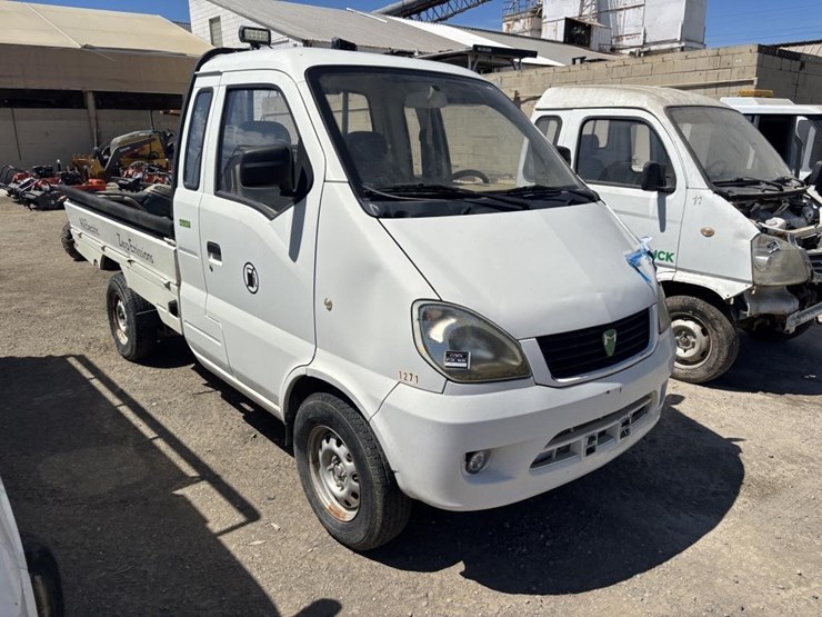 2009-tianjin-qingyuan-lsv-utility-truck-image-2