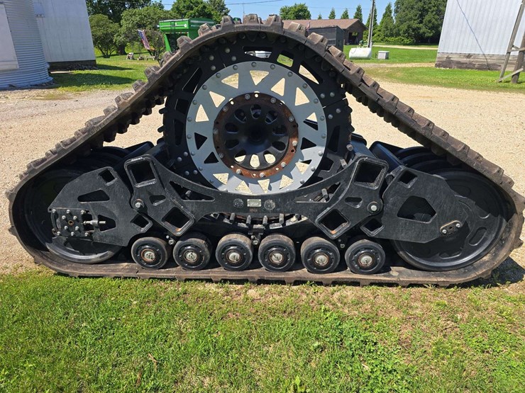 2014-saucy-combine-tracks,-32''-very-low-use,-have-used-two-season,-probably-less-than-1500-acres-of-entire-use,-have-the-adapter-to-fit-a-jd-combine-image-14