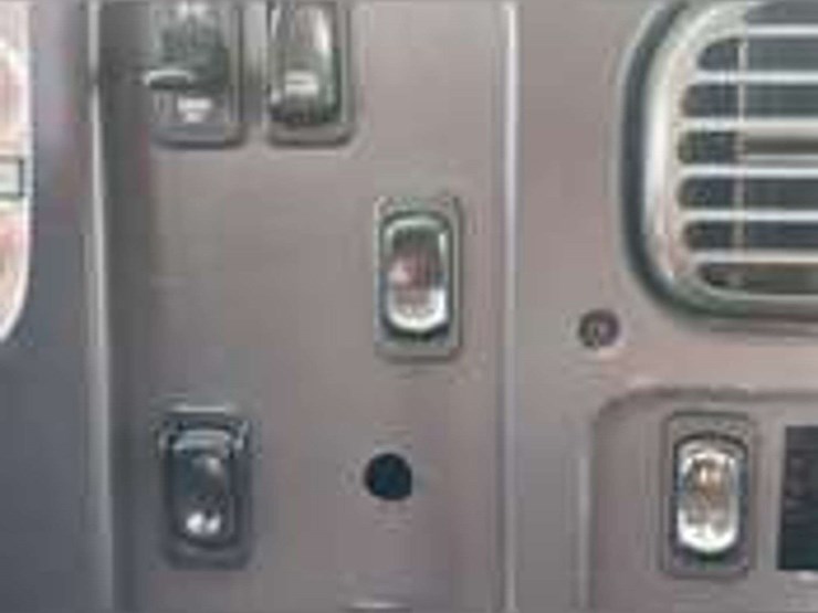 2007-freightliner-m2-106-image-29