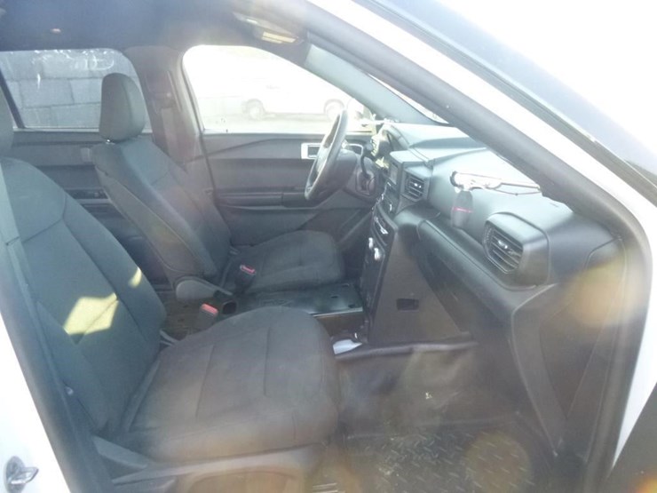 2020-ford-explorer-image-18