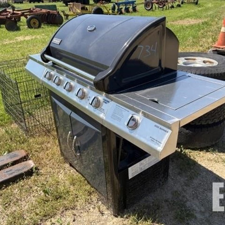 LP GAS GRILL & DOG CRATE