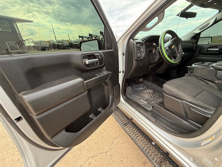 2021-chevrolet-silverado-2500hd-image-12