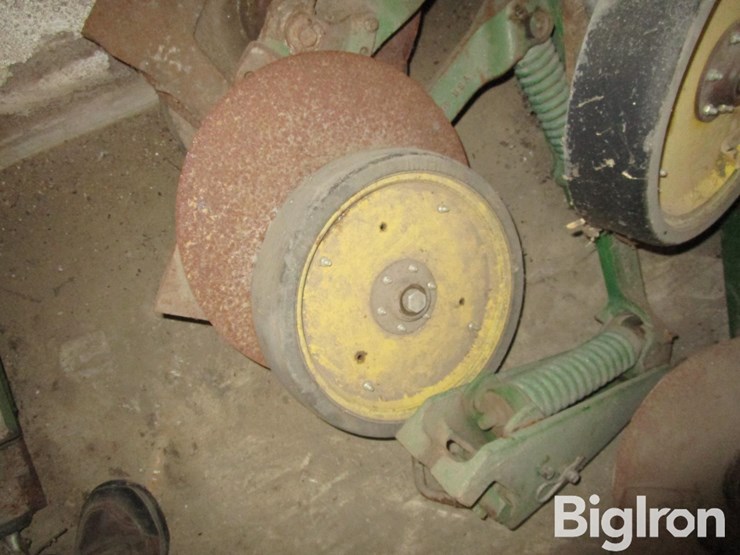 john-deere-planter-fertilizer-openers/disc-assemblies-image-10