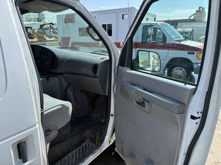 2002-ford-e350-image-15