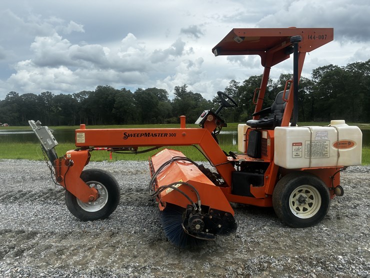 lay-mor-sweepmaster-300-image-1