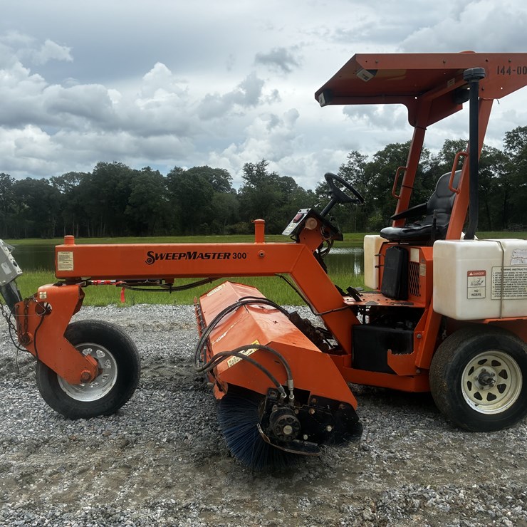 LAY-MOR SWEEPMASTER 300