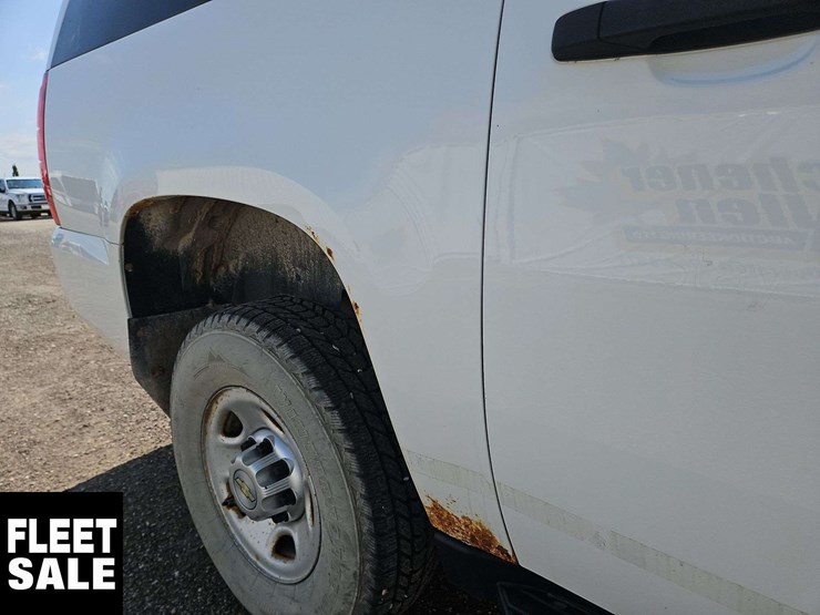 2011-chevrolet-suburban-image-30
